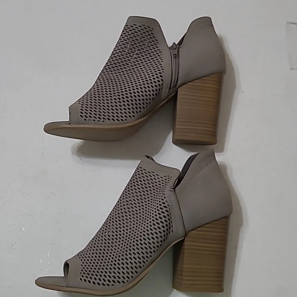 Soda Women's Gray Peep-Toe Ankle Boots Size 8
